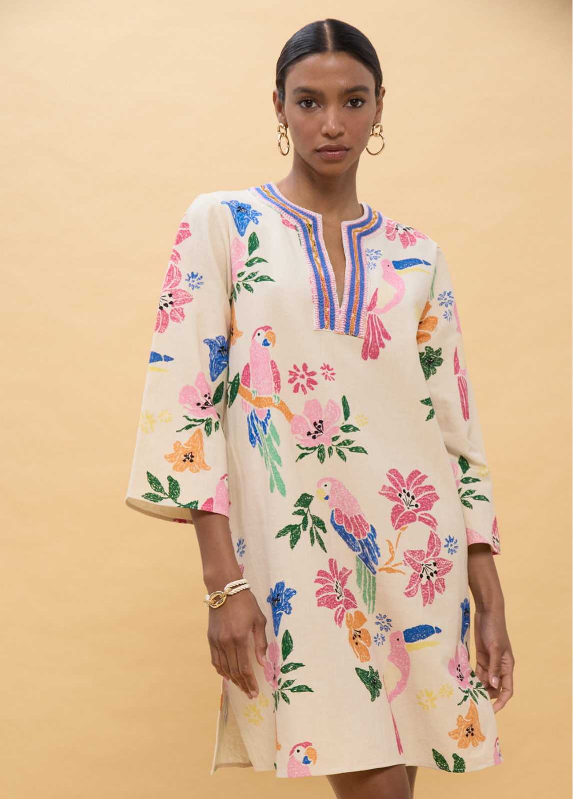 VESTIDO CURTO COM TEMA BOÊMIO E COLORIDO - LOLA CASADEMUNT
