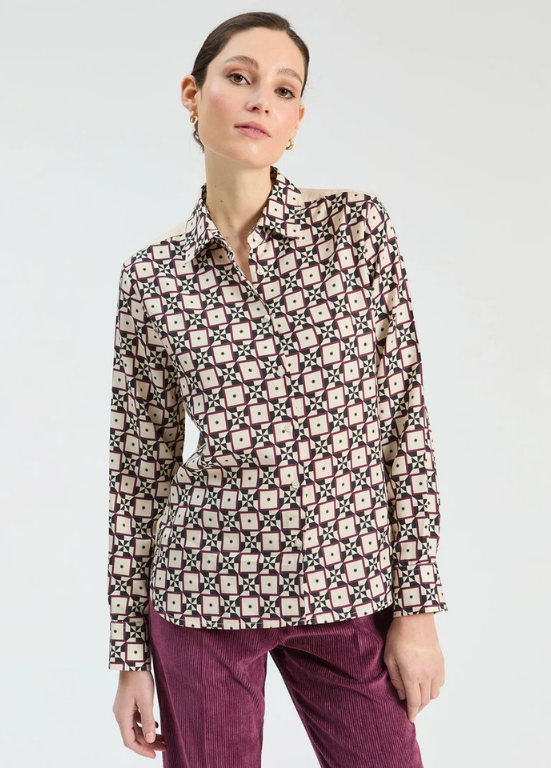 CAMISA DE MANDA COMPRIDA COM ESTAMPADO MARINHO E BORDEAUX E PAINEL NAS COSTAS - VILAGALLO