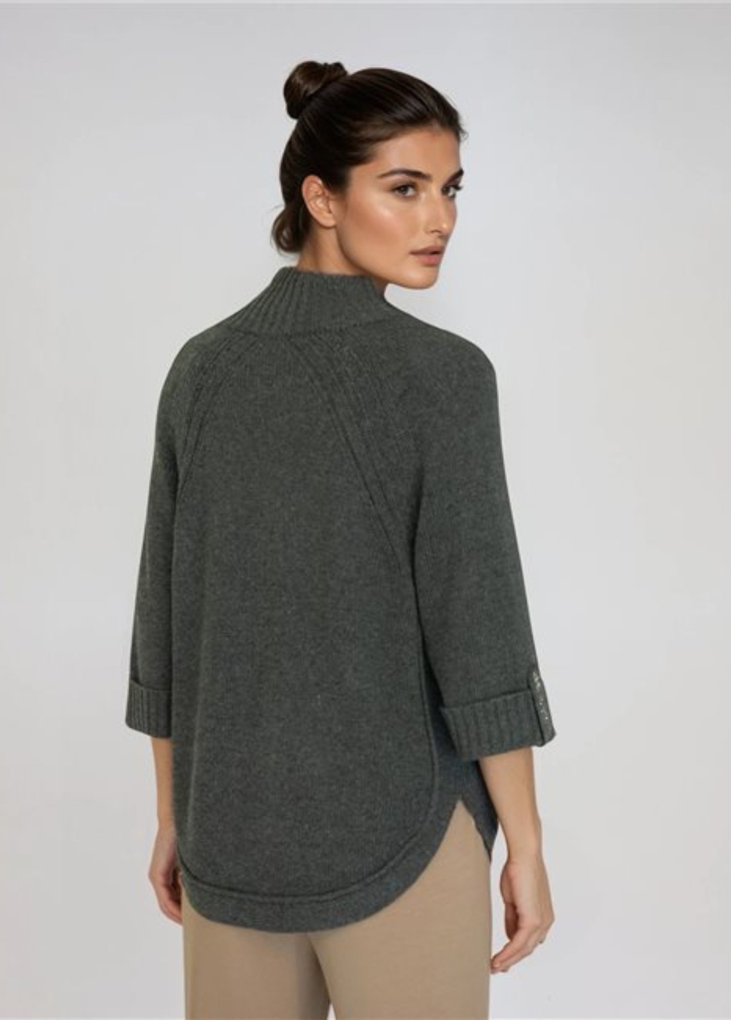 BLUSÃO COM MANGAS 3/4 TIPO CAPA - BARBARA LEBEK