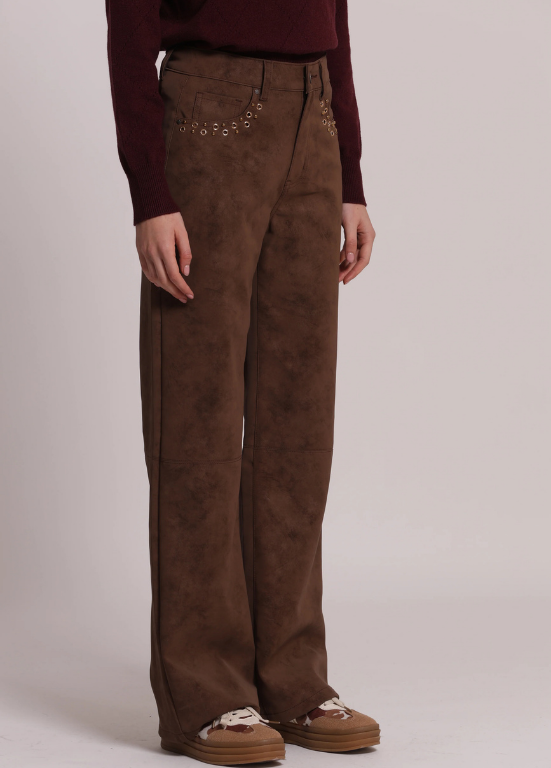CALÇAS DE TECIDO TIPO CAMURÇA E TACHAS NOS BOLSOS - MIMI MUA