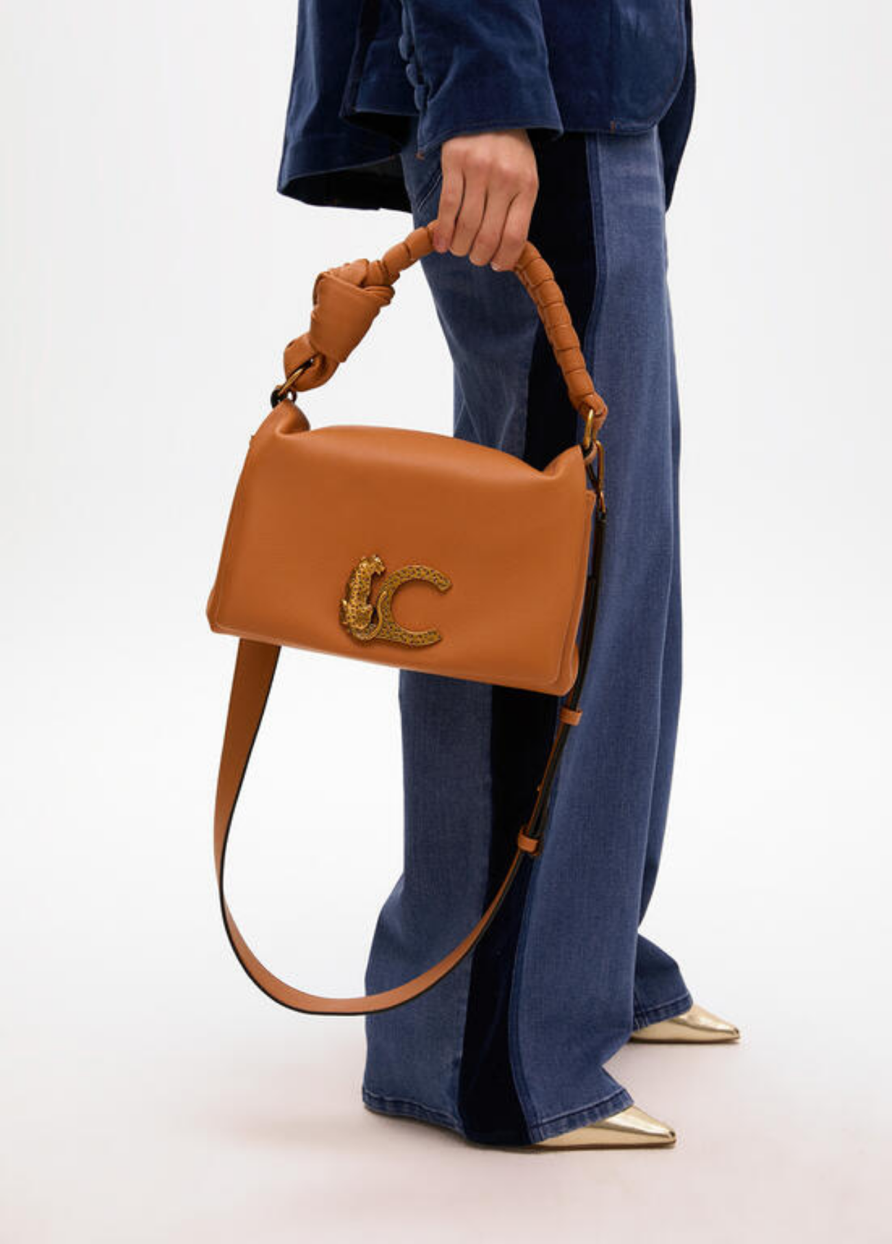 MALA CAMEL COM ALÇA ENTRAÇADA E LOGÓTIPO - LOLA CASADEMUNT