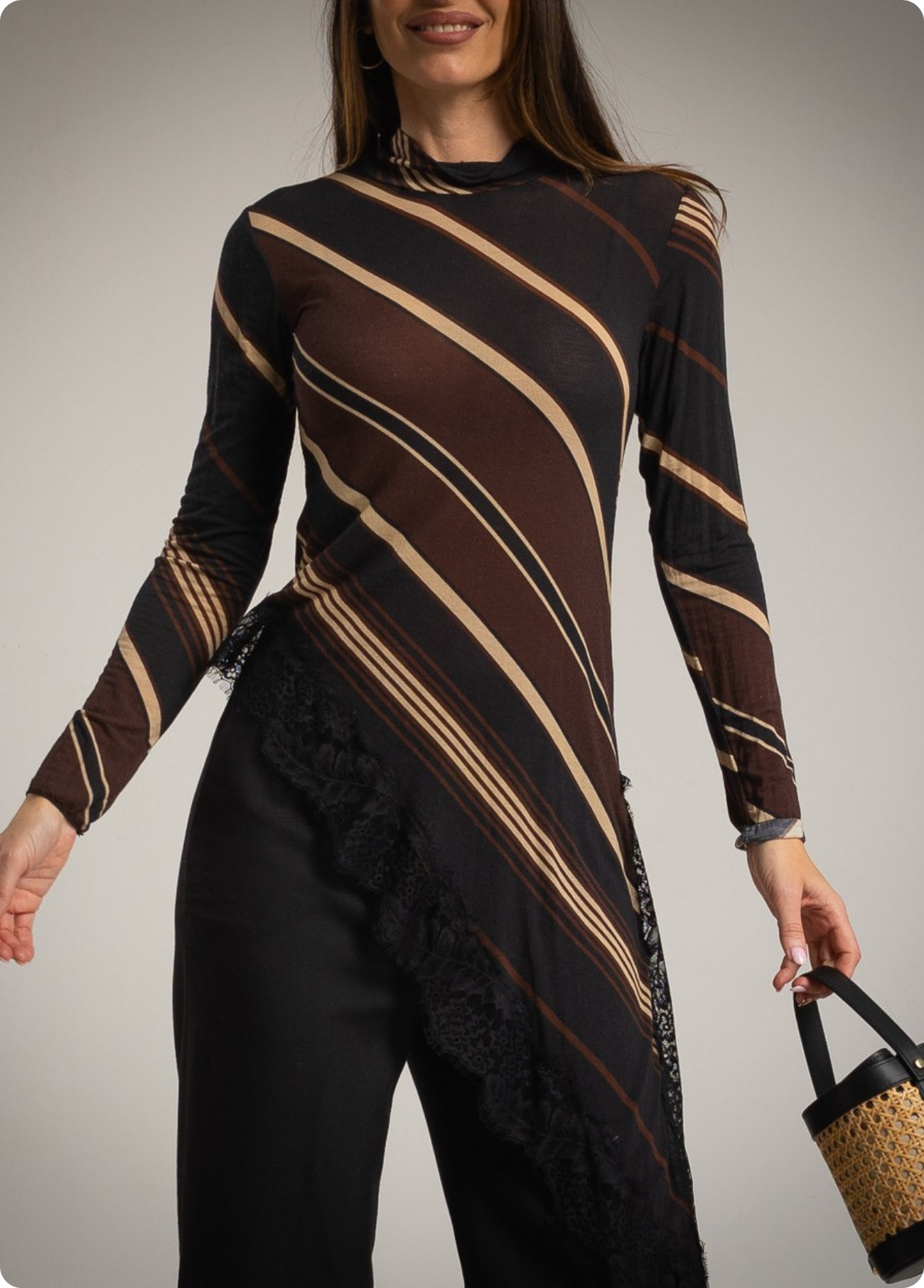 CAMISOLA ASSIMÉTRICA RISCAS E RENDA - ALBANOS