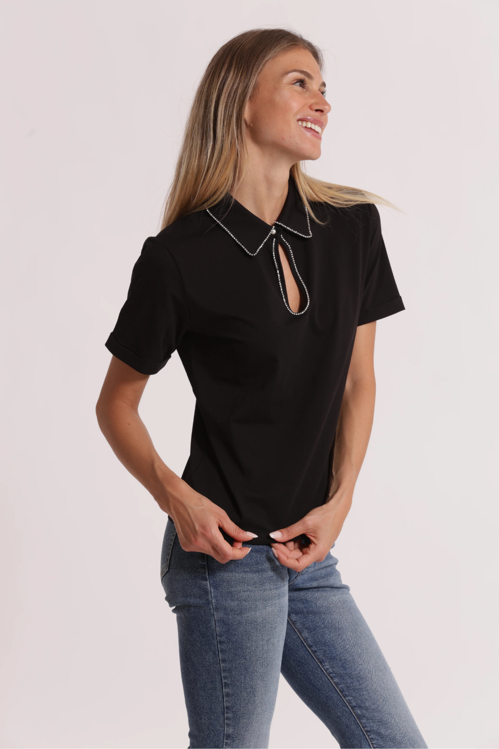 T-SHIRT TIPO POLO COM ACABAMENTO EM STRASS - MIMI MUA