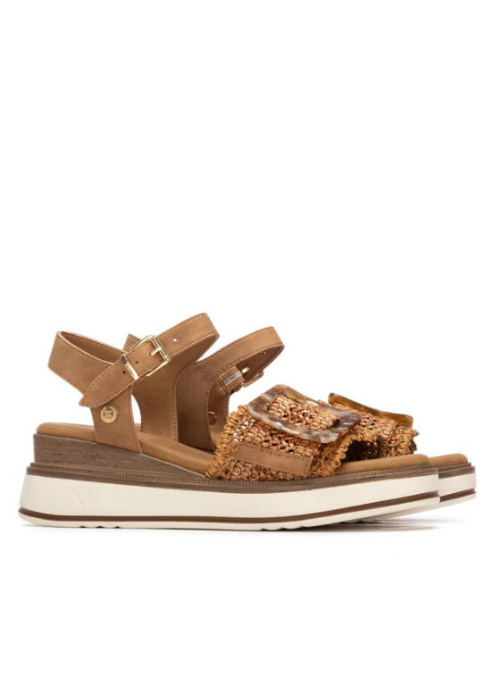 SANDÁLIAS TIPO RÁFIA CAMEL COM APLICAÇÃO E SOLA WEDGE - XTI shoes