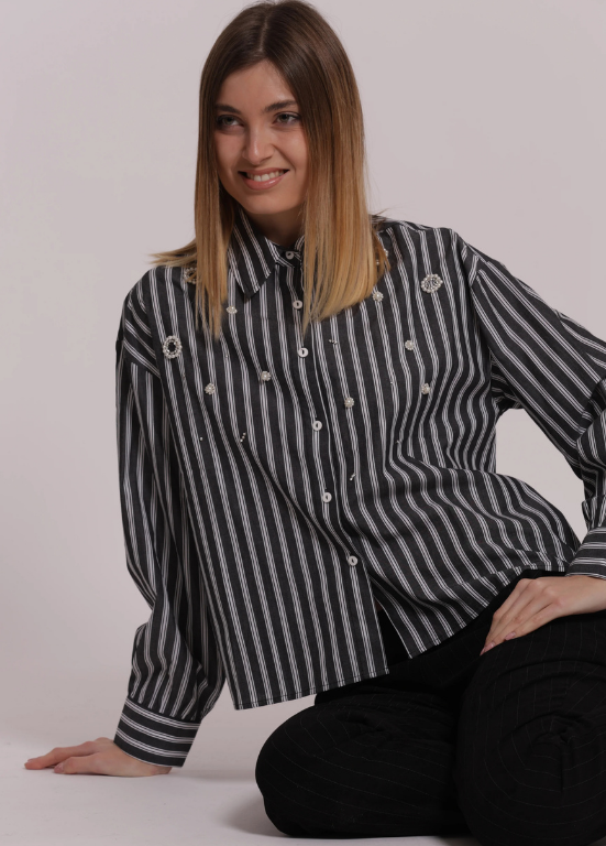 CAMISA DE RISCAS EM ALGOÃO DCOM APLICÕEAÇS FRONTAIS - MIMI MUA