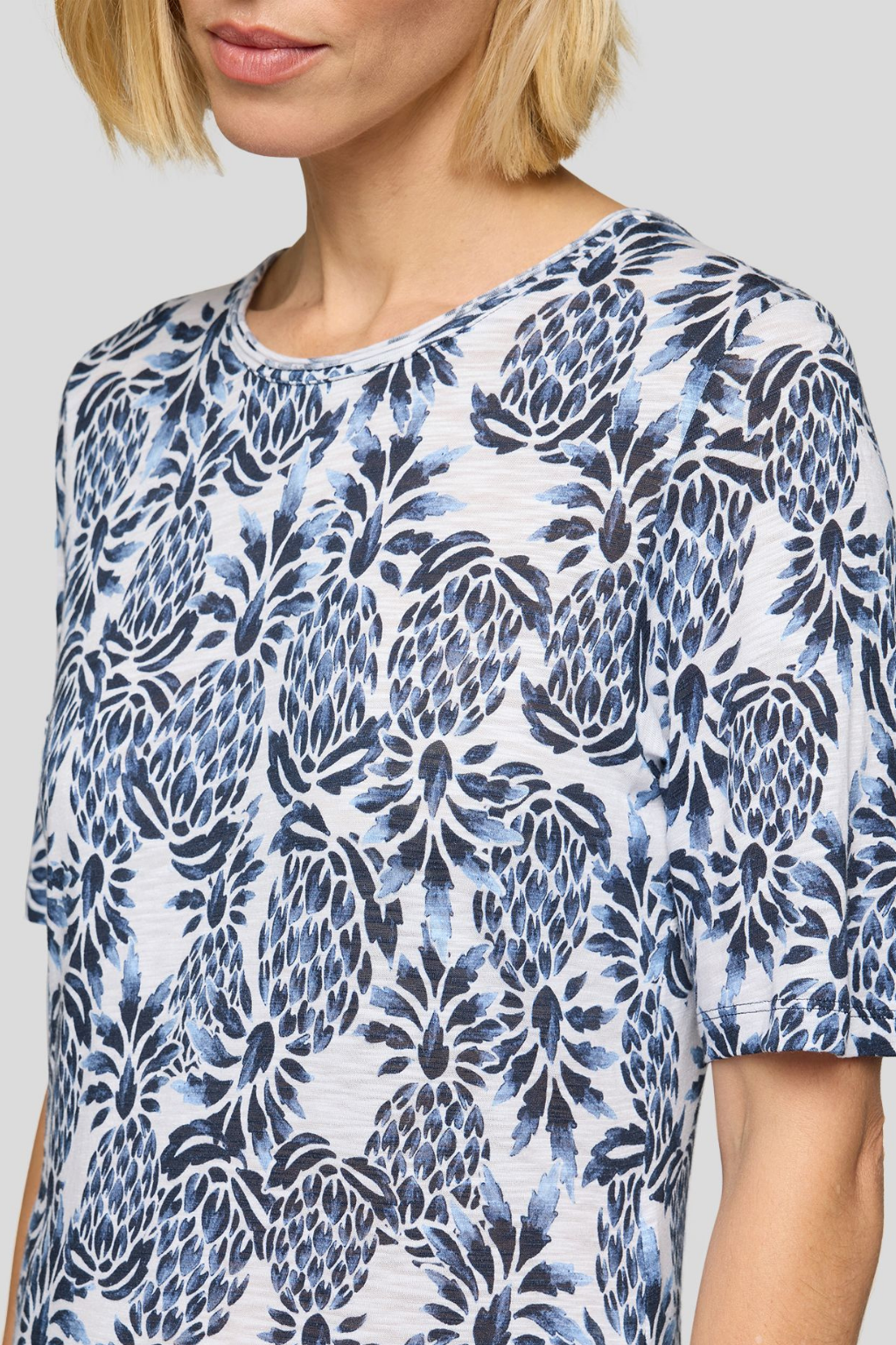 T-SHIRT DE PADRÃO FLORAL BRANCO E MARINHO - RABE