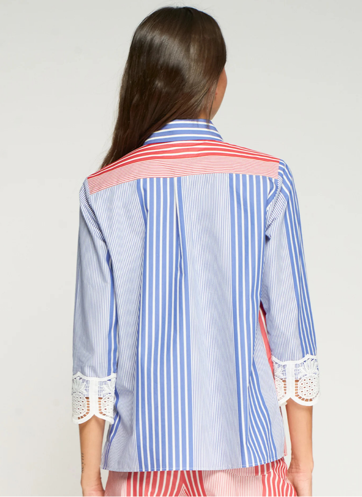 CAMISA COM RISCAIS VERTICAIS E MANGAS 3/4 COM PUNHOS DE RENDA - VILAGALLO