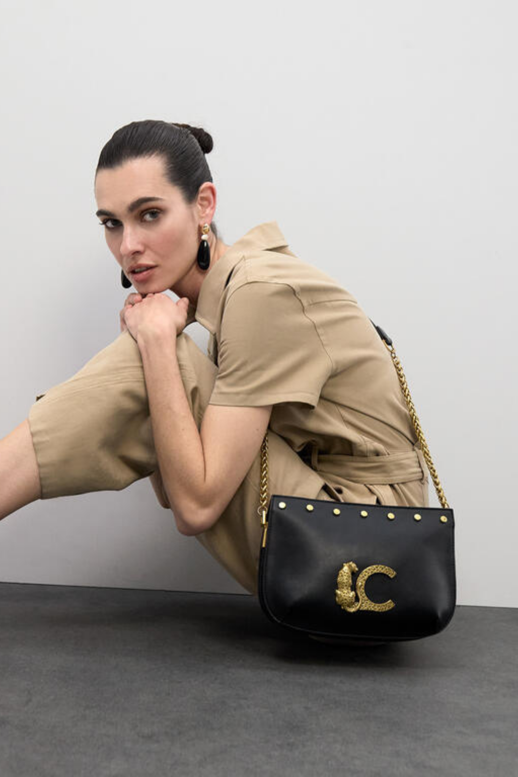 BOLSA TIRACOLO PRETA COM TACHAS - LOLA CASADEMUNT