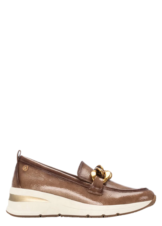 MOCASSIN COM CORRENTE DOURADA E SOLA DESPORTIVA - XTI SHOES