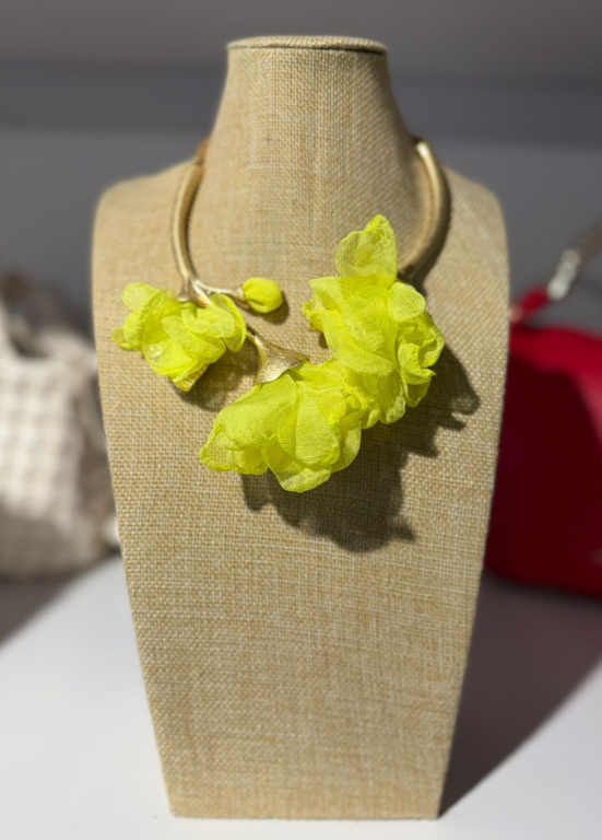 GARGANTILHA COM FLORES EM TECIDO TIPO ORGANZA - ALIBY