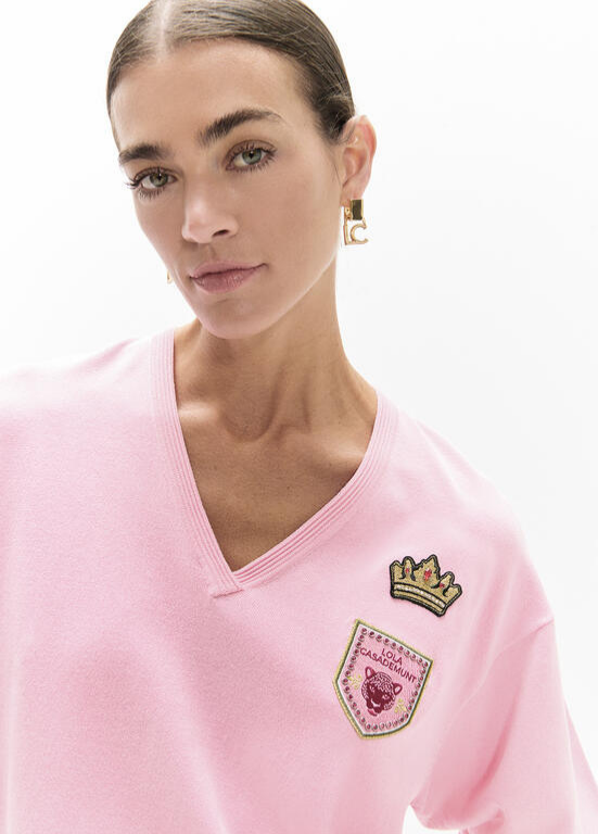 MALHA ROSA COM DECOTE EM V E BRAZÇÃO TIPO EMBLEMA LC - LOLA CASADEMUNT