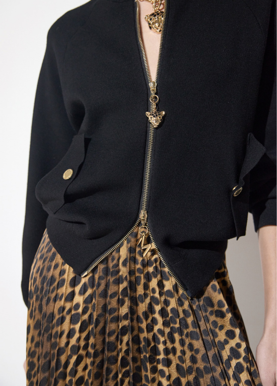 BOMBER EM TRICÔ PRETO COM ZÍPER DE LEOPARDO E BOTÕES METÁLICOS - LOLA CASADEMUNT