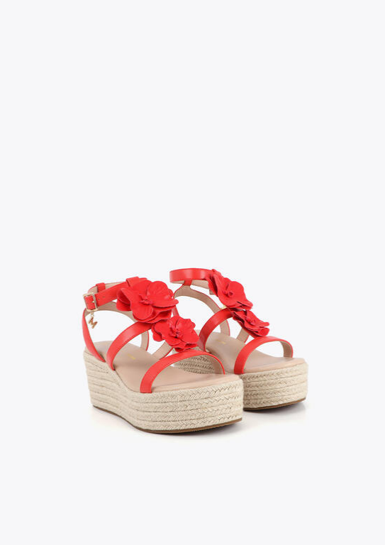 SANDÁLIAS ALTAS EM CUNHA CORAL COM APLICATIVOS FLOR - LOLA CASADEMUNT