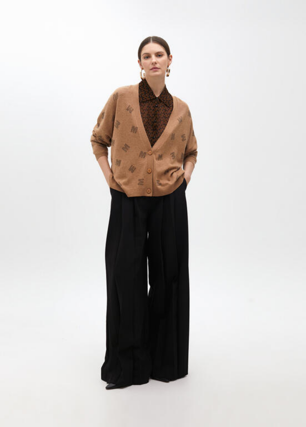 CARDIGAN CAMEL COM LETRAS ESTAMPADAS EM CONTRASTE - LOLA CASADEMUNT BY MAITE