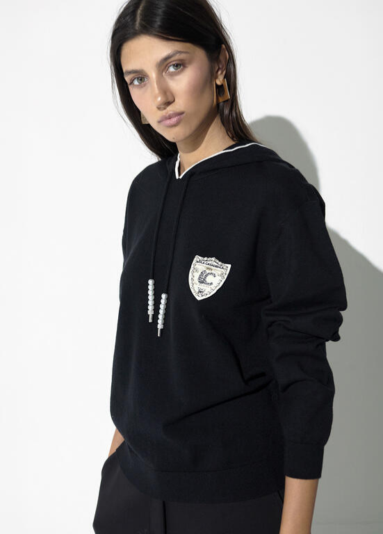 JERSEY DE MALHA PRETO COM EMBLEMA LC, CAPUZ E ATILHOS COJM PÉROLAS - LOLA CASADEMUNT