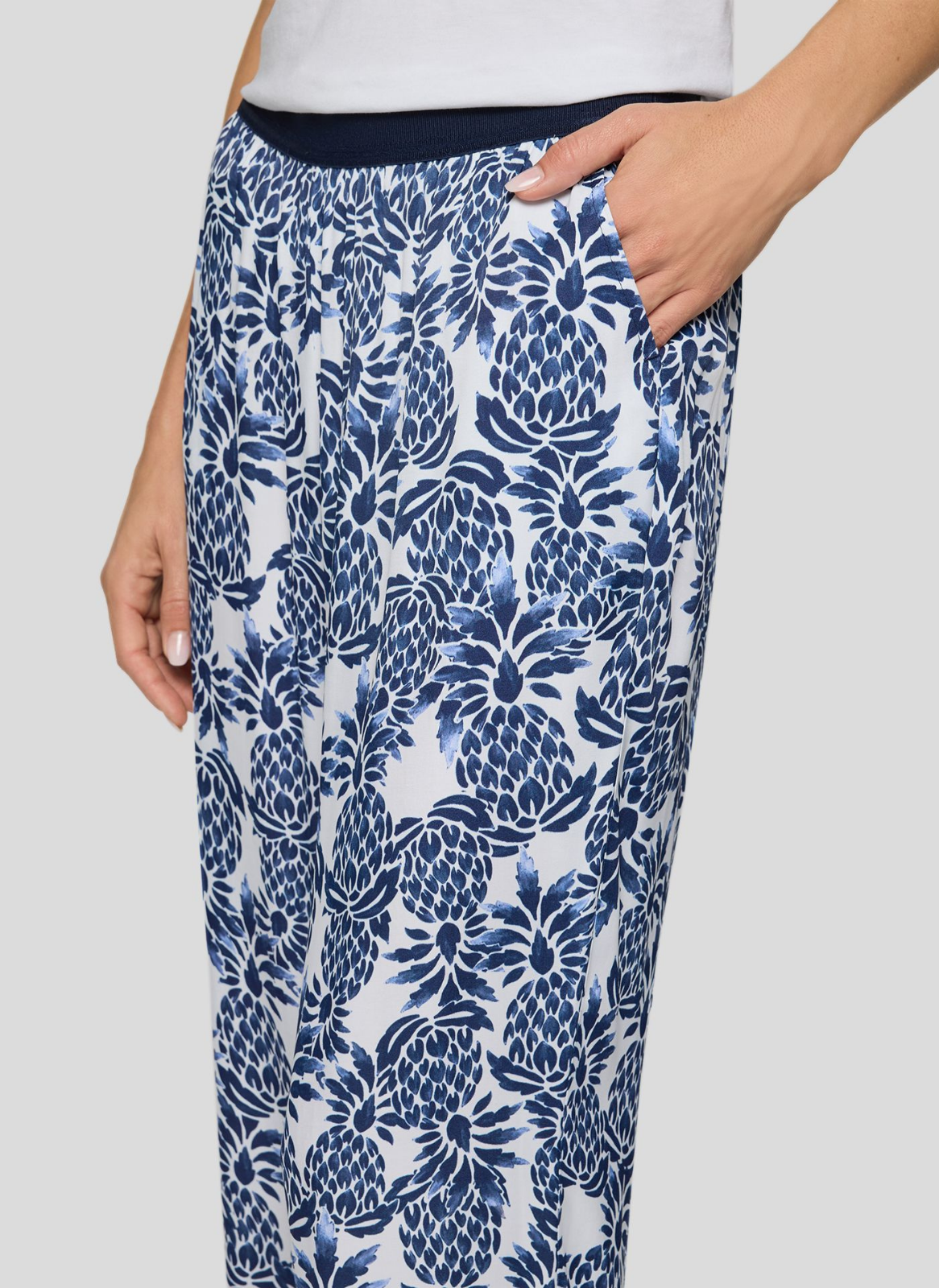 CALÇAS EM VISCOSE COM ESTAMPADO AZUL E BRANCO - RABE