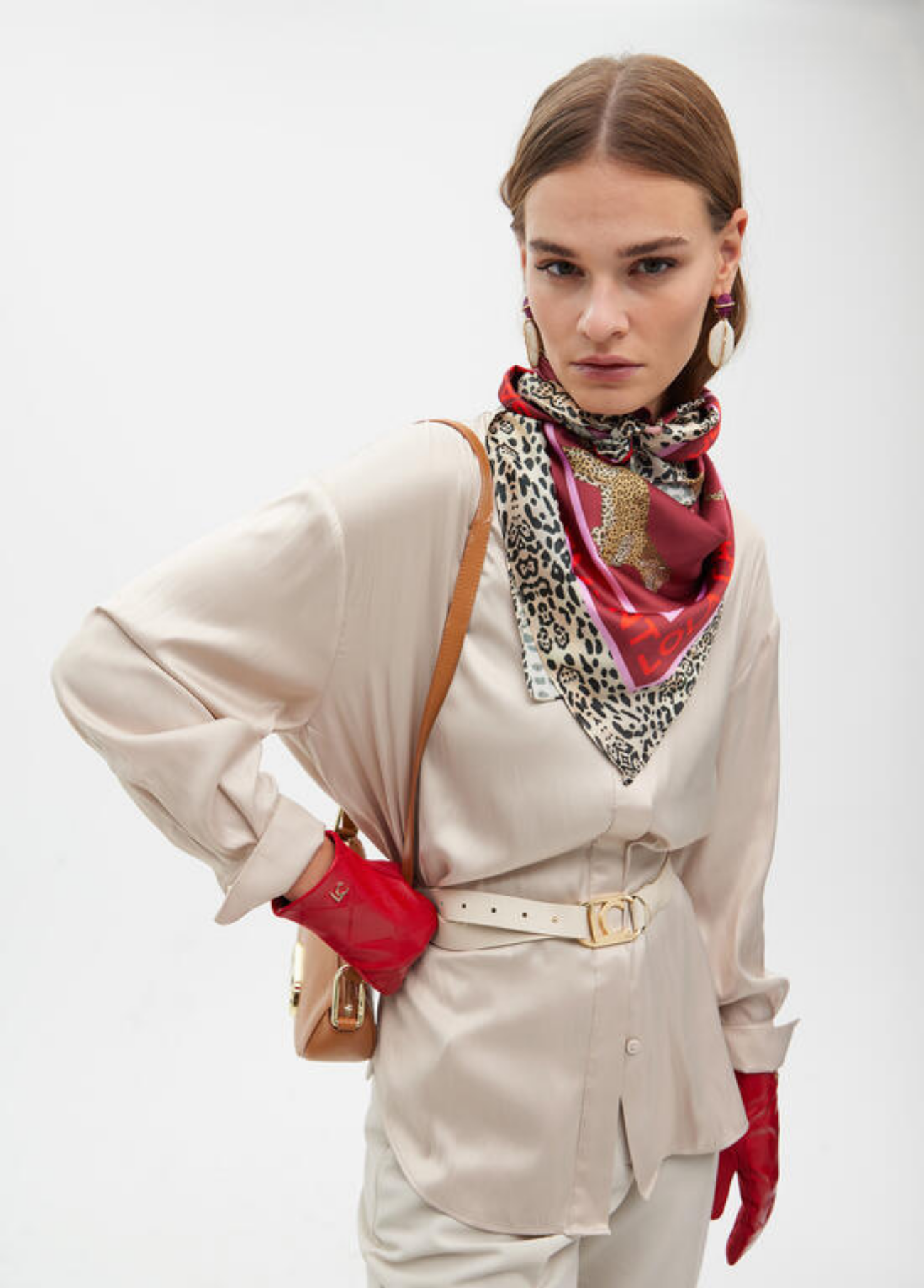 LENÇO ACETINADO VERMELHO COM LEOPARDOS - LOLA CASADEMUNT