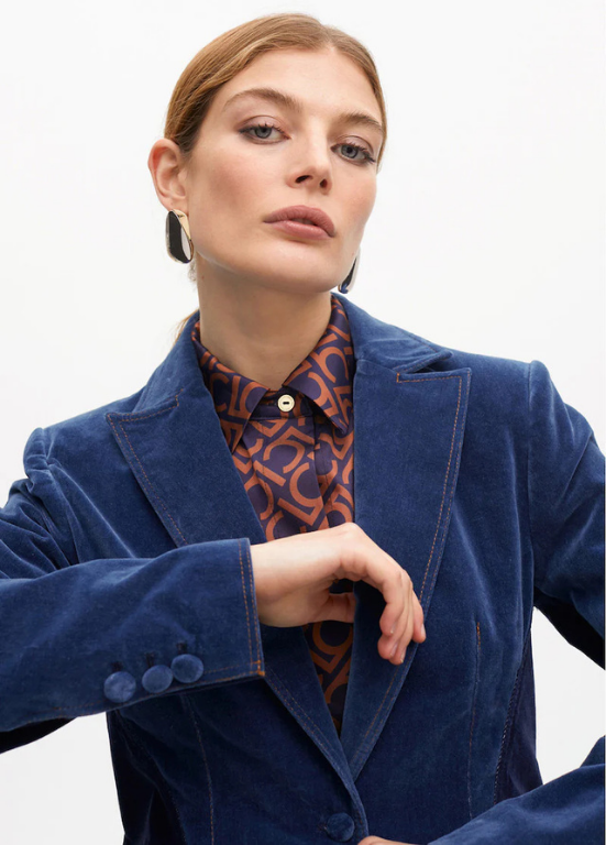 BLAZER EM VELUDO AZUL, DENIM E CONTRASTES CAMEL - LOLA CASADEMUNT