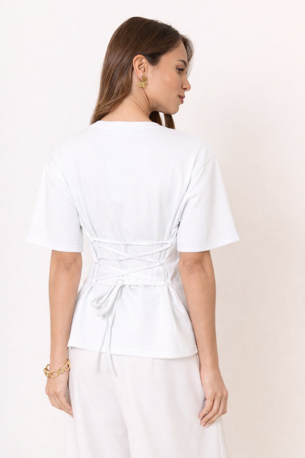 T-SHIRT EM ALGODÃO COM ATILHOS NAS COSTAS - ALIBY