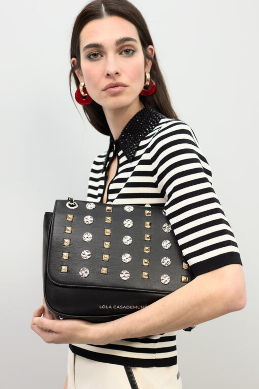 BOLSA TIRACOLO COM ABA E TACHAS DOURADAS E PRATEADAS - LOLA CASADEMUNT