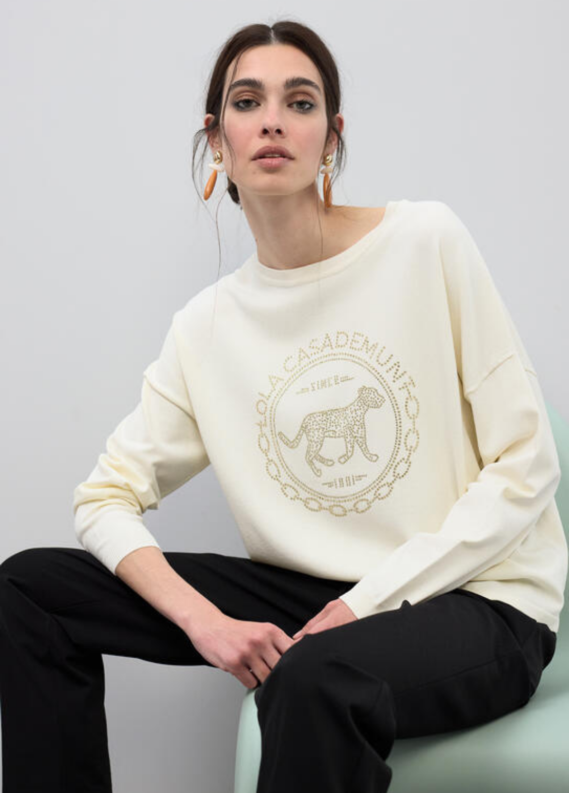 SWEATSHIRT LEVE COM STRASS NA FRENTE - LOLA CASADEMUNT