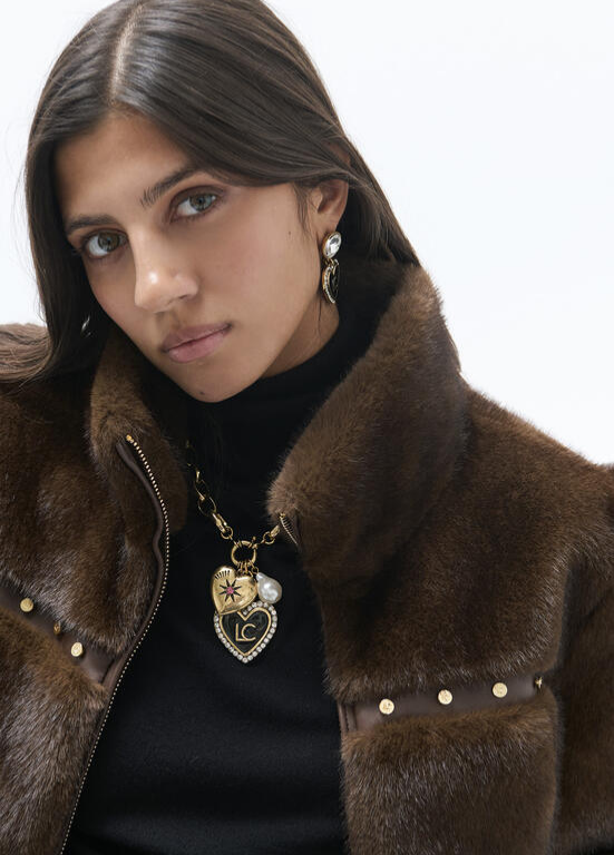 COLAR DOURADO COM CHARMES ELEGANTES E CORAÇAO LC - LOLA CASADEMUNT