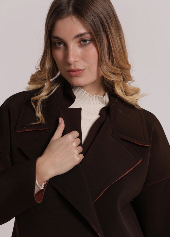 CASACO CASTANHO DE NEOPRENE COM CONSTRASTE LARANJA - MIMI MUA