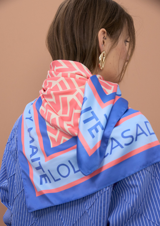 LENÇO EM CETIM ESTAMPADO AZUL E CORAL - LOLA CASADEMUNT