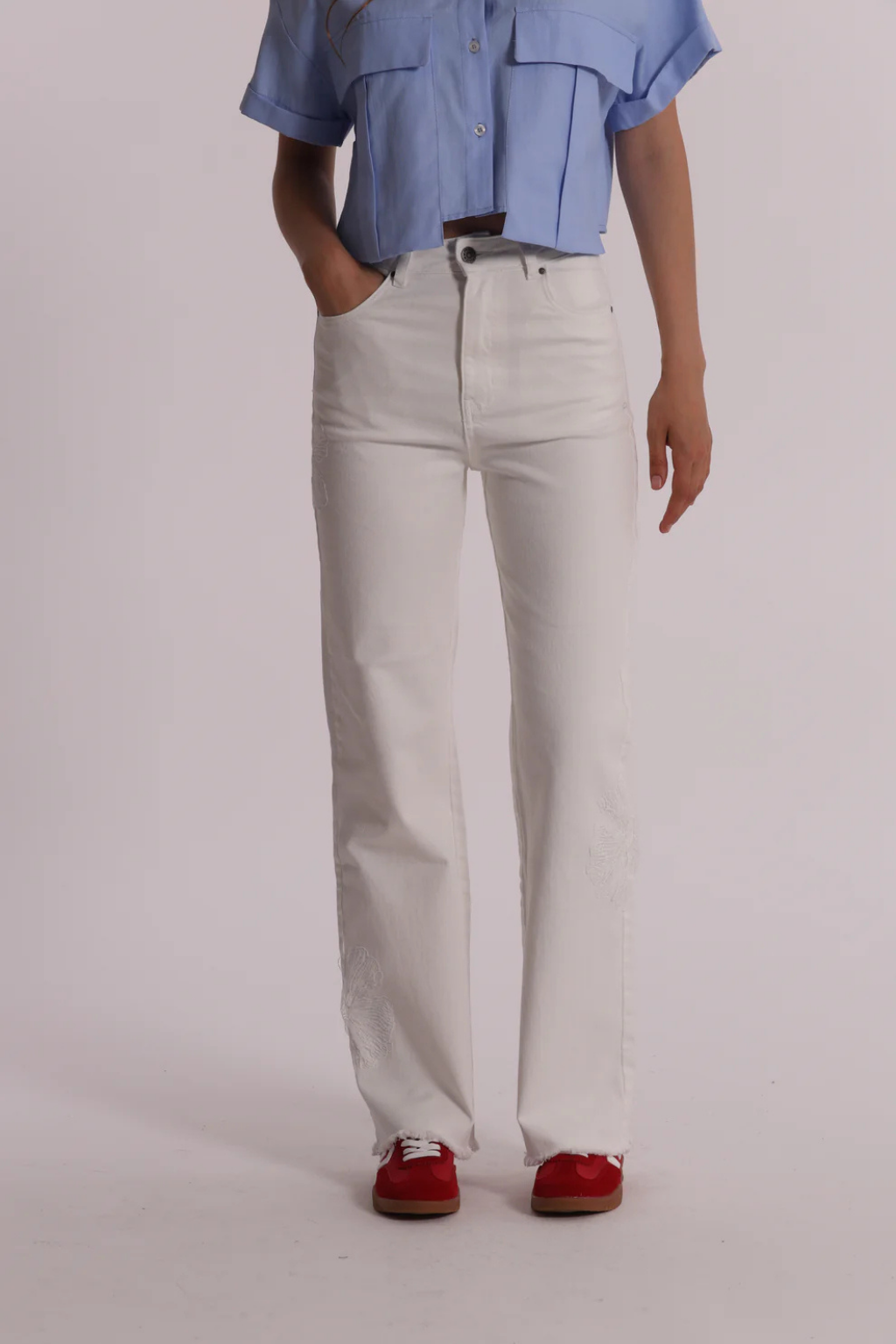 JEANS COM BORDADOS FLORAIS - MIMI MUA