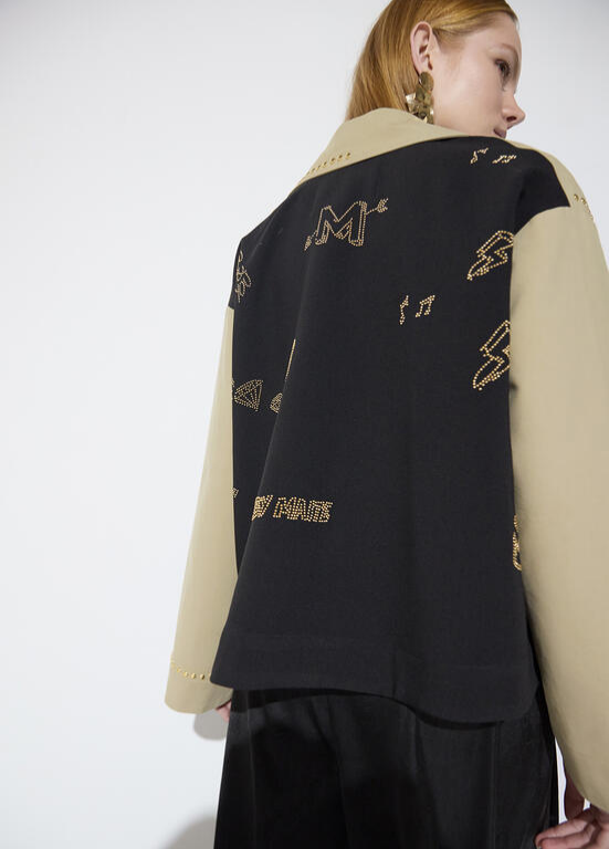 TRENCH CURTA BEGE COM COSTAS PRETAS E STRASS MAITE - LOLA CASADEMUNT