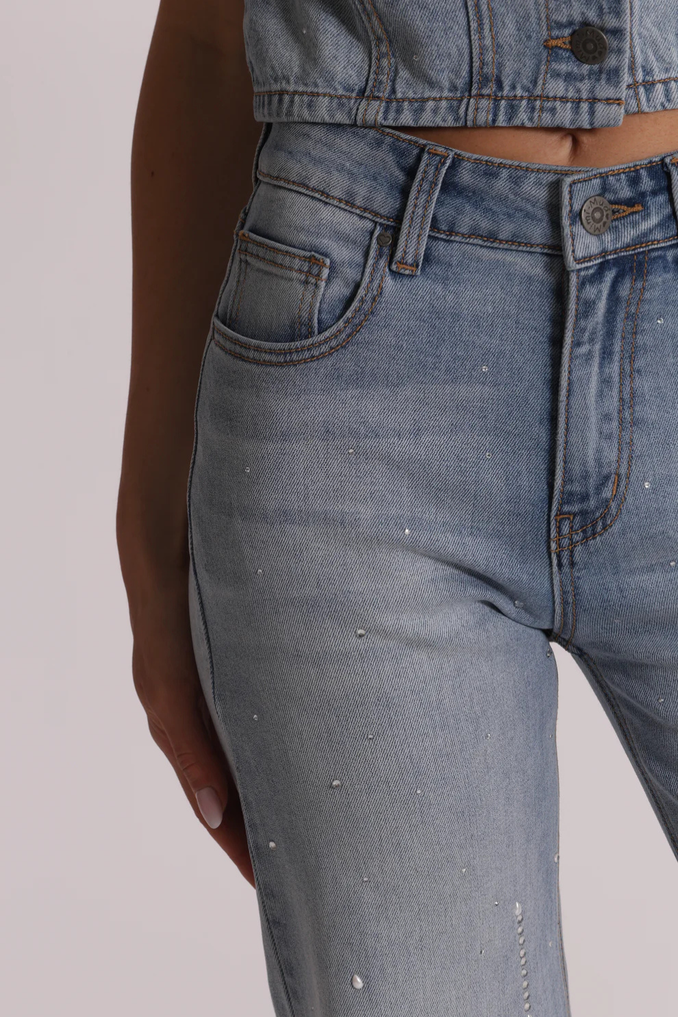 JEANS COM APLICAÇÕES DE STRASS - MIMI MUA