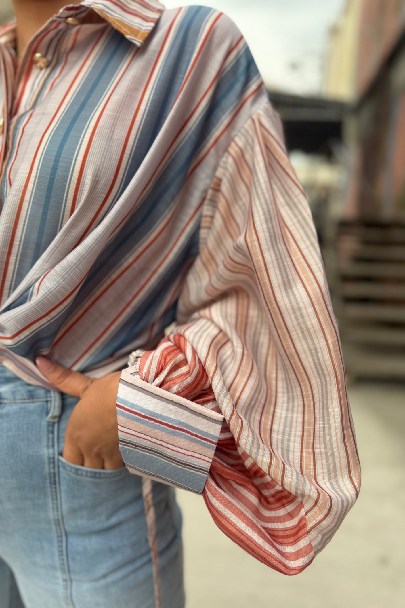 CAMISA COM MANGA ABALONADA  ÀS RISCAS - ALIBY