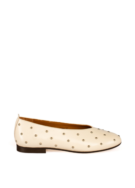 SAPATOS RASOS COM TACHAS METÁLICAS - TAPADAS