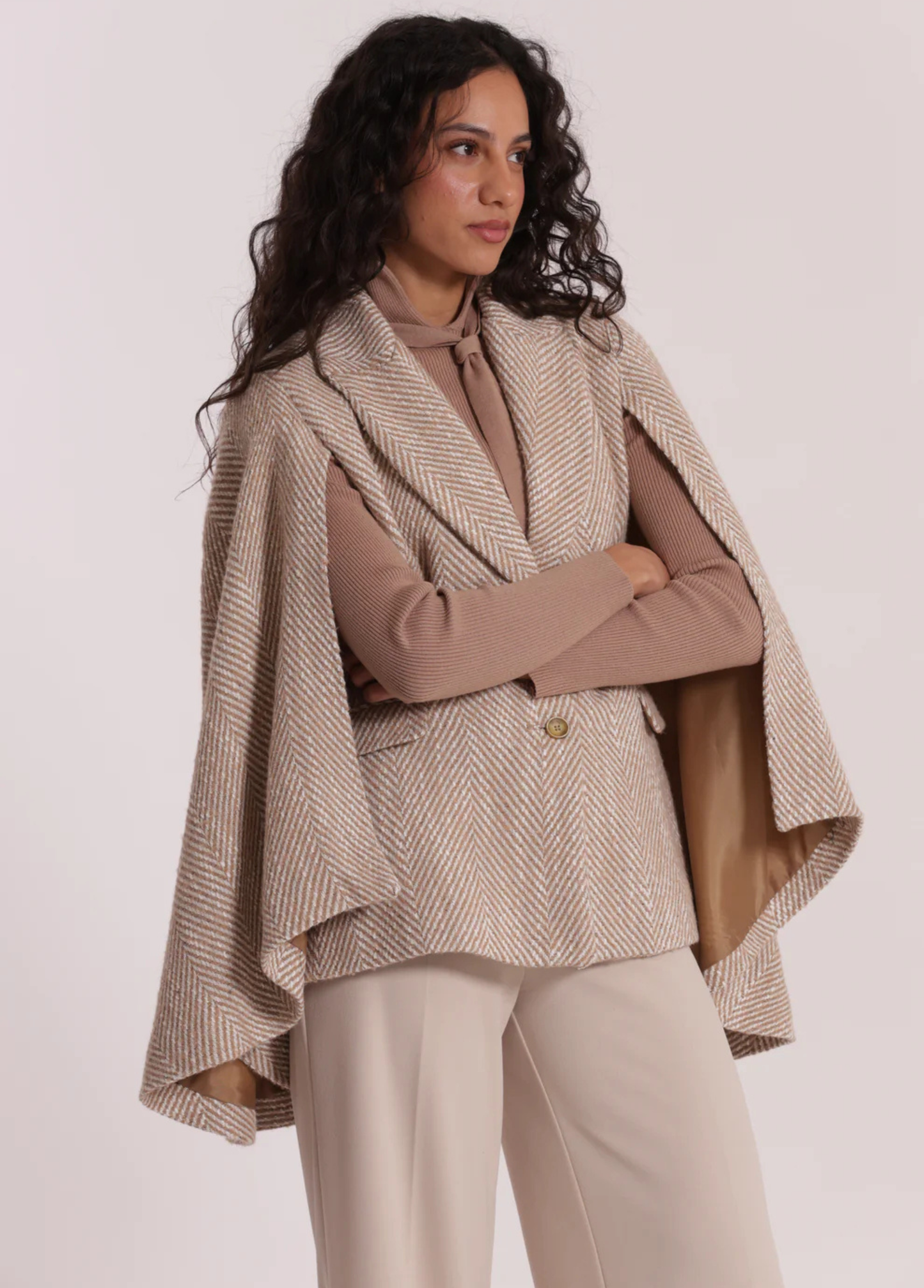 CASACO CAPA BEGE COM ESTAMPA ESPINHA DE PEIXE - MIMI MUA