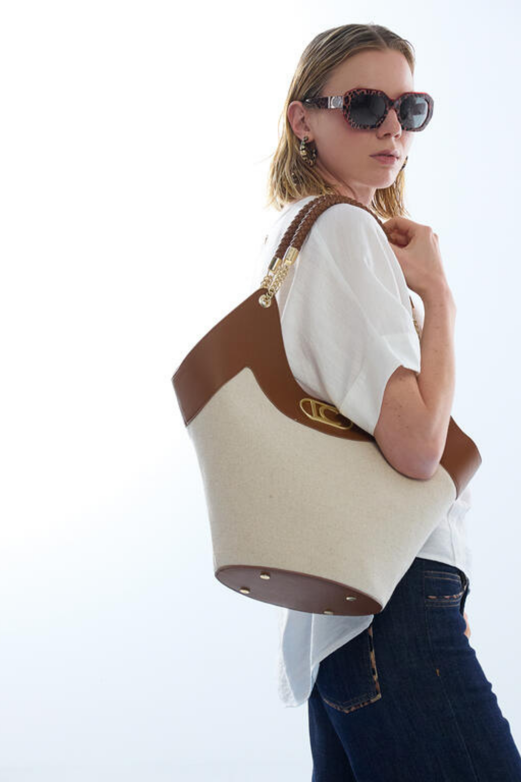 MALA BUCKET BICOLOR COM ALÇA ENTRAÇADA - LOLA CASADEMUNT