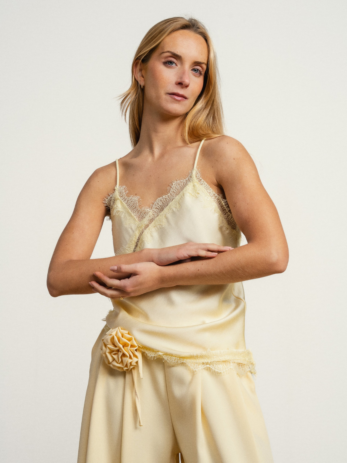 TOP DE ALÇAS ELEGANTE COM RENDA - SMF