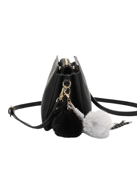 MALA DE OMBRO COM DETALHE DE POMPOM E ALÇA PENDURADA - MIMI MUA