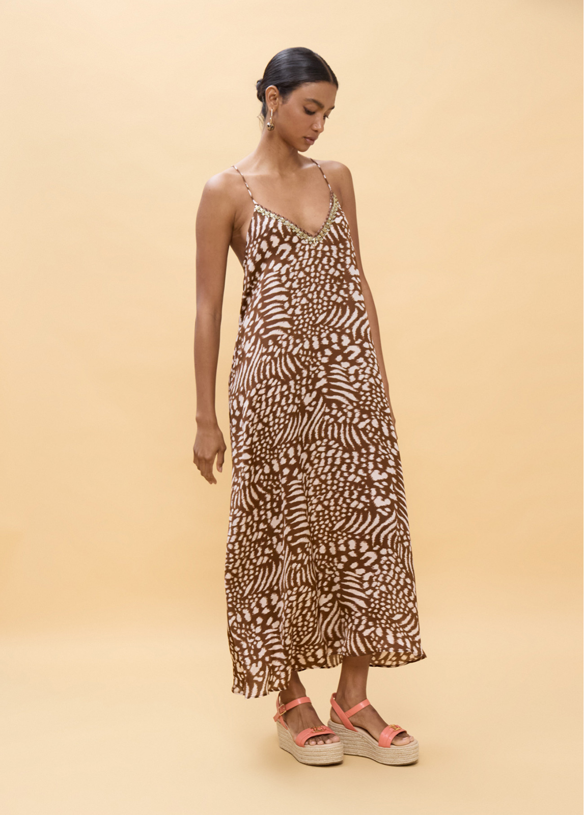 VESTIDO LONGO COM ALÇAS FINAS E ESTAMPADO PRINT EM TONS DE TERRA - LOLA CASADEMUNT