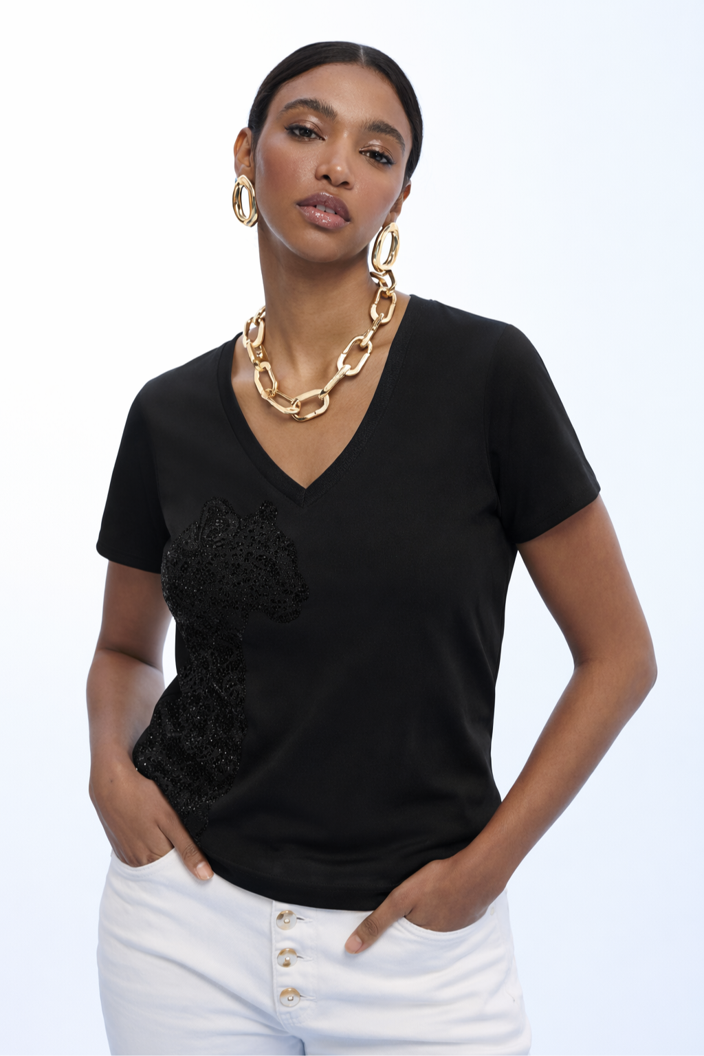 T-SHIRT PRETA COM STRASS - LOLA CASADEMUNT