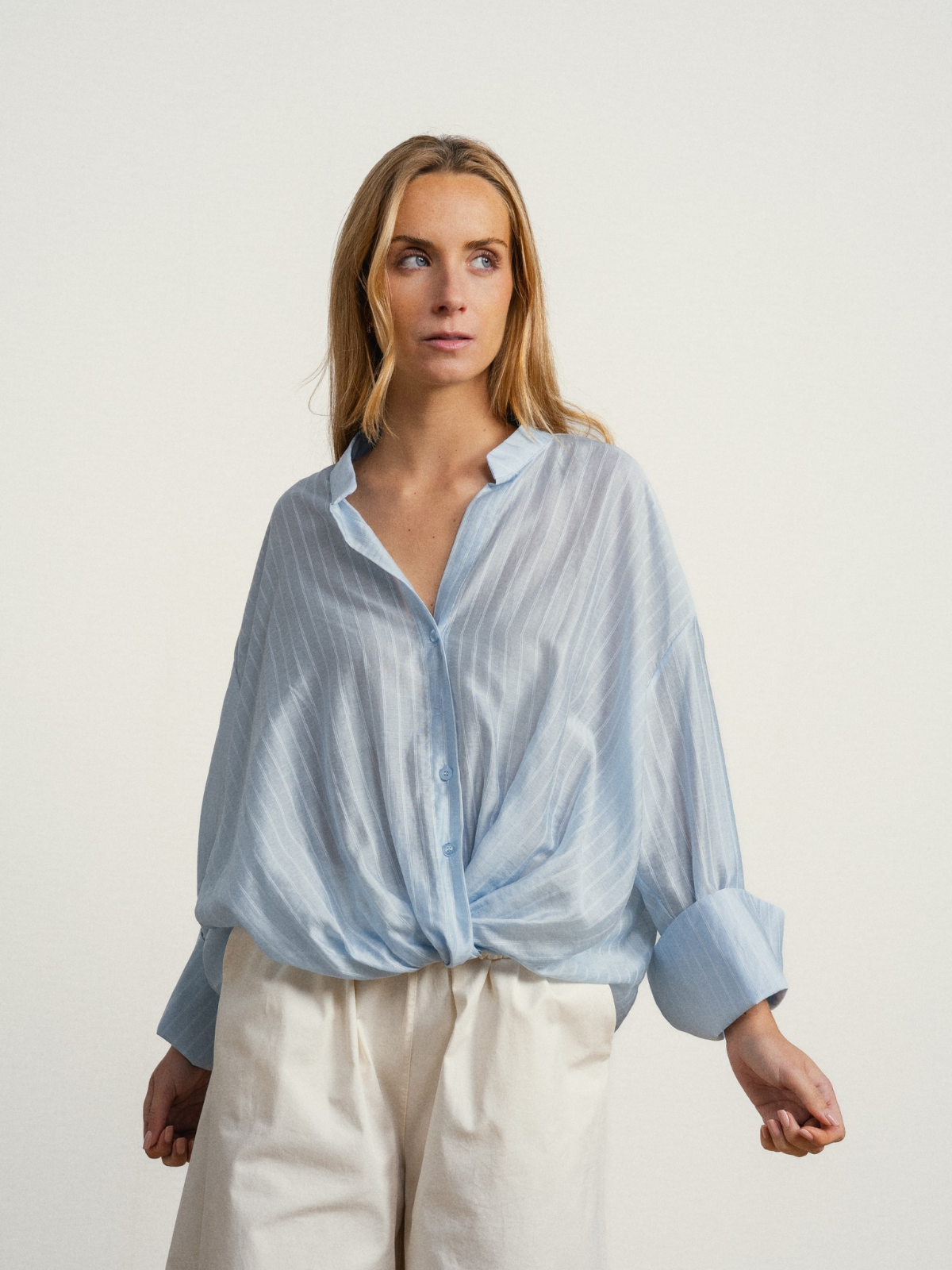 CAMISA SEMI TRANSPARENTE COM RISCAIS VERTICAIS E NÓ NO CÓS - SMF