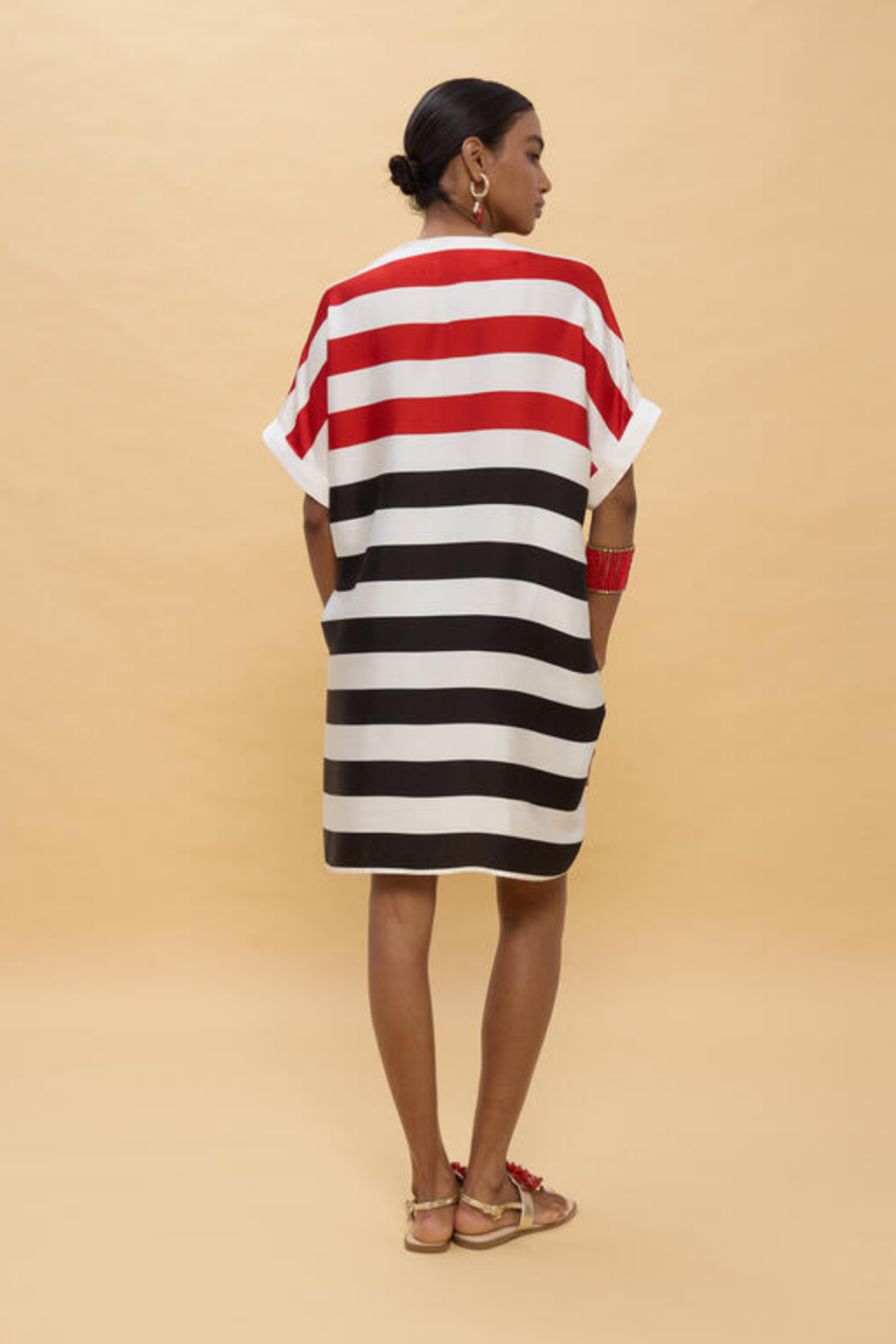 VESTIDO ACETINADO COM RISCAS VERMELHAS E PRETAS - LOLA CASADEMUNT