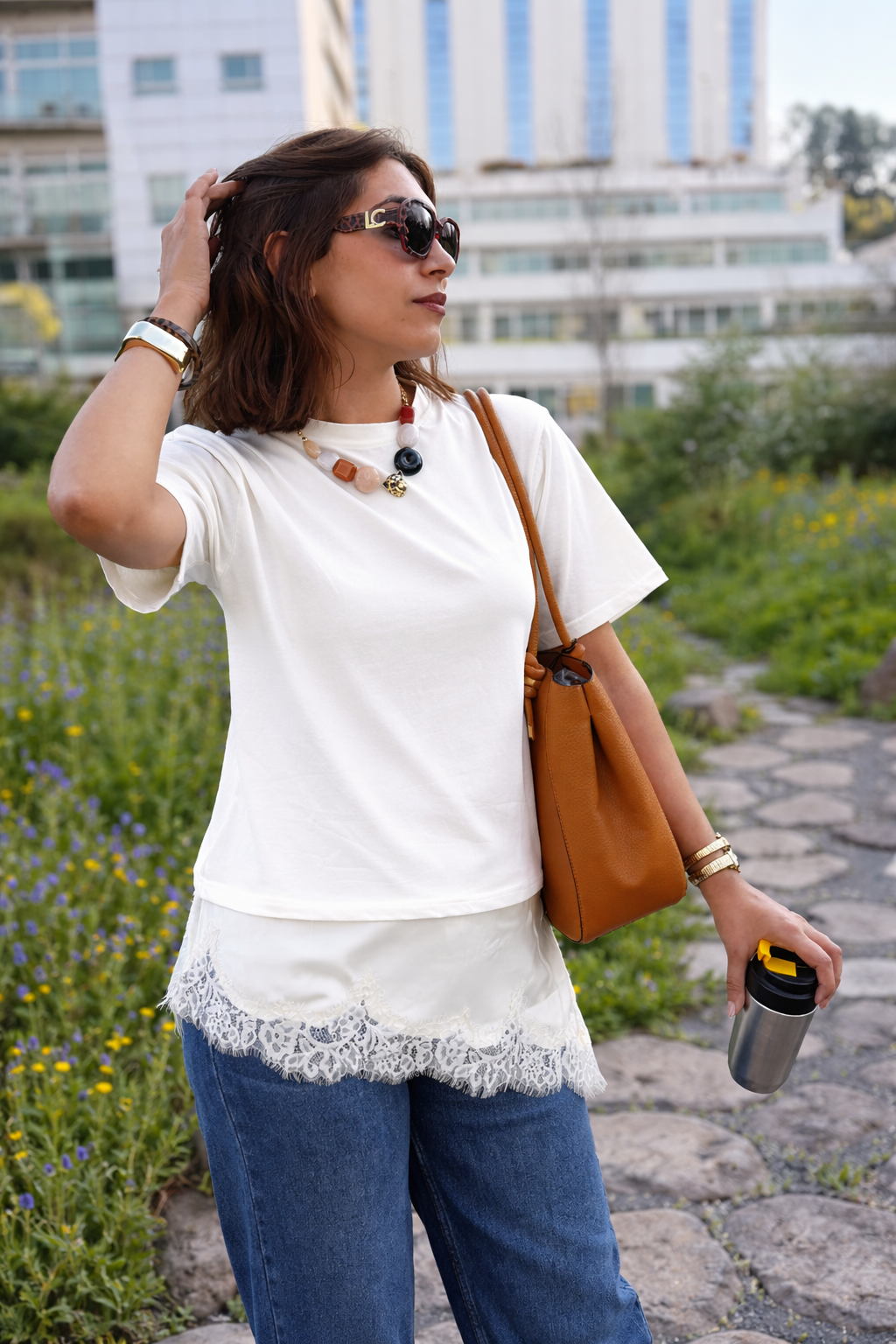 T-SHIRT COM PORMENOR TECIDO ACETINADA E RENDA - ALIBY