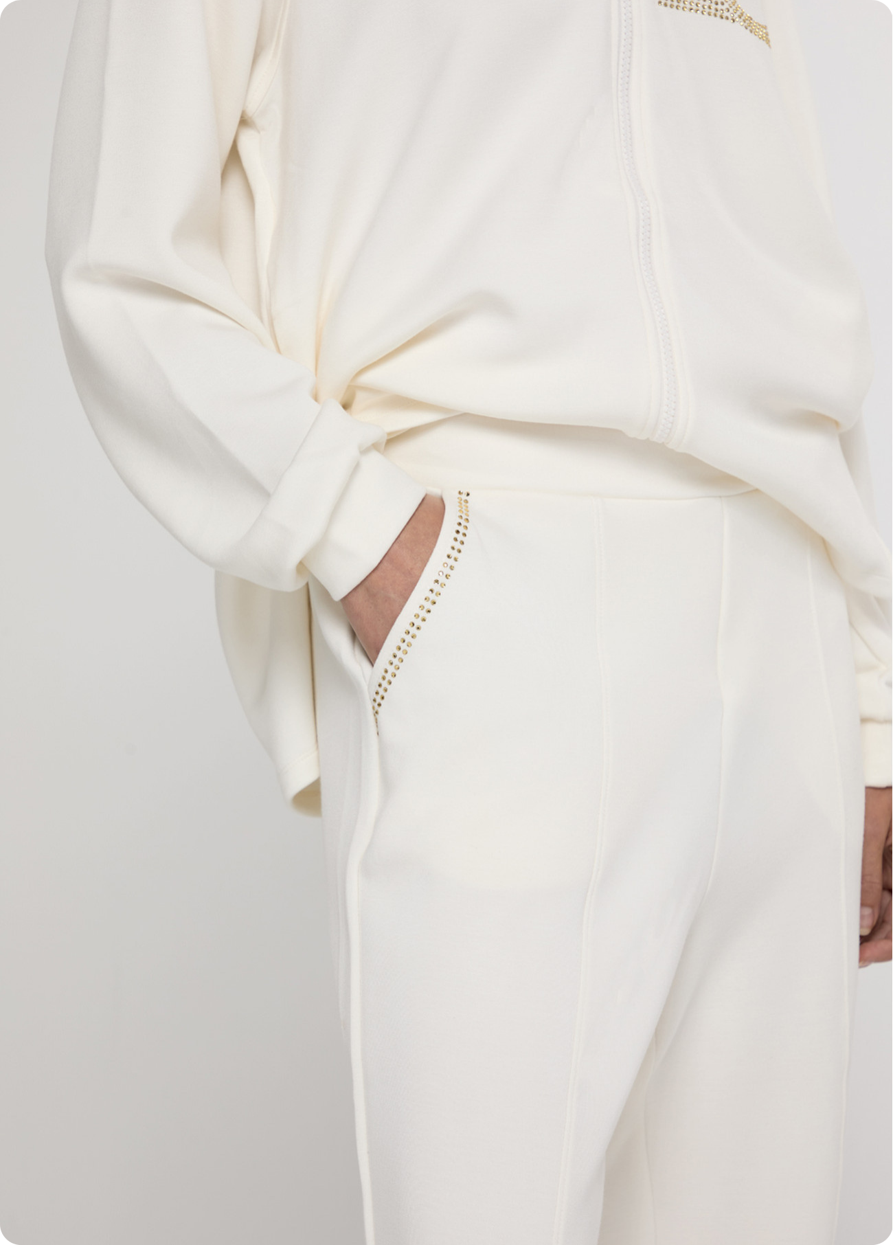 CALÇAS JOGGER COM STRASS NOS BOLSOS - LOLA CASADEMUNT