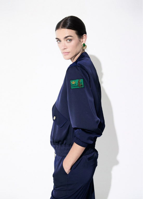 BOMBER COM EFEITO DE CETIM SUAVE, FECHO ZIPER E BOLSOS COM ABA - LOLA CASADEMUNT