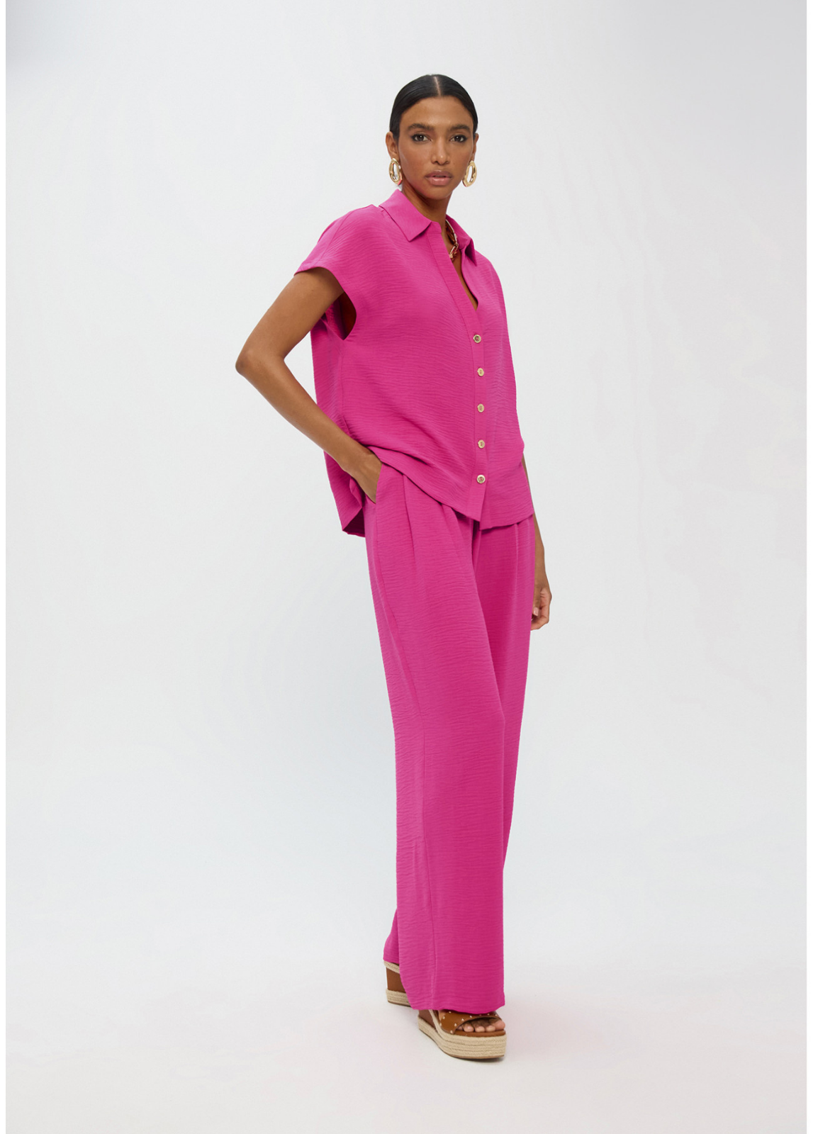 CAMISA FUCSIA DE MANGA CURTA EM TECIDO CRINKLE - LOLA CASADEMUNT