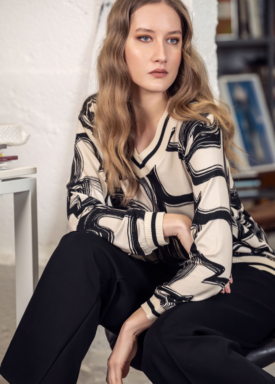CAMISOLA DE MALHA COM ESTAMPADO ABSTRATO E DECOTE EM V COM RISCA CONTRASTANTE - SCUSI