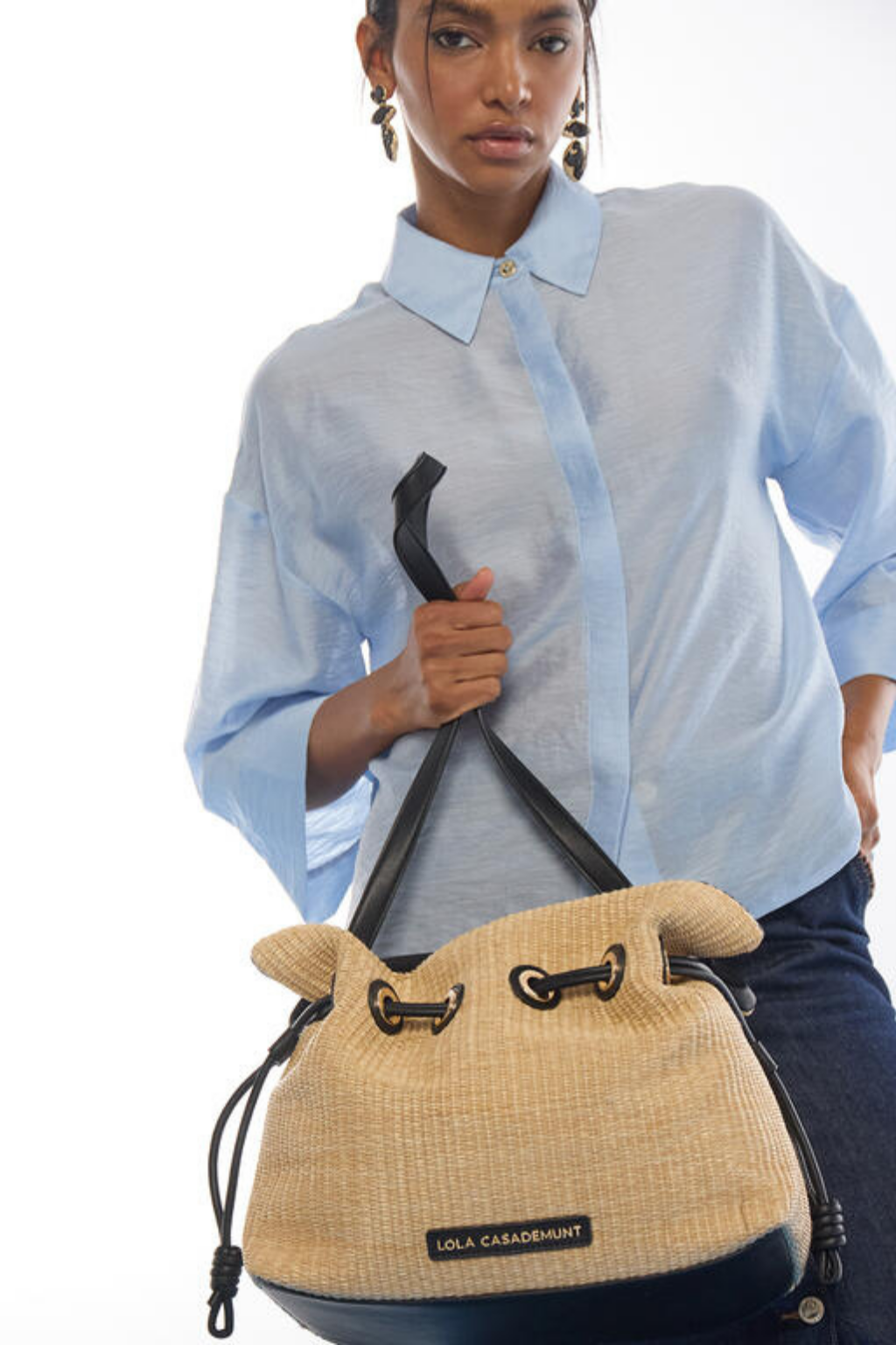 MALA BUCKET EM RÁFIA COM CORDÃO EM ECOPELE - LOLA CASADEMUNT