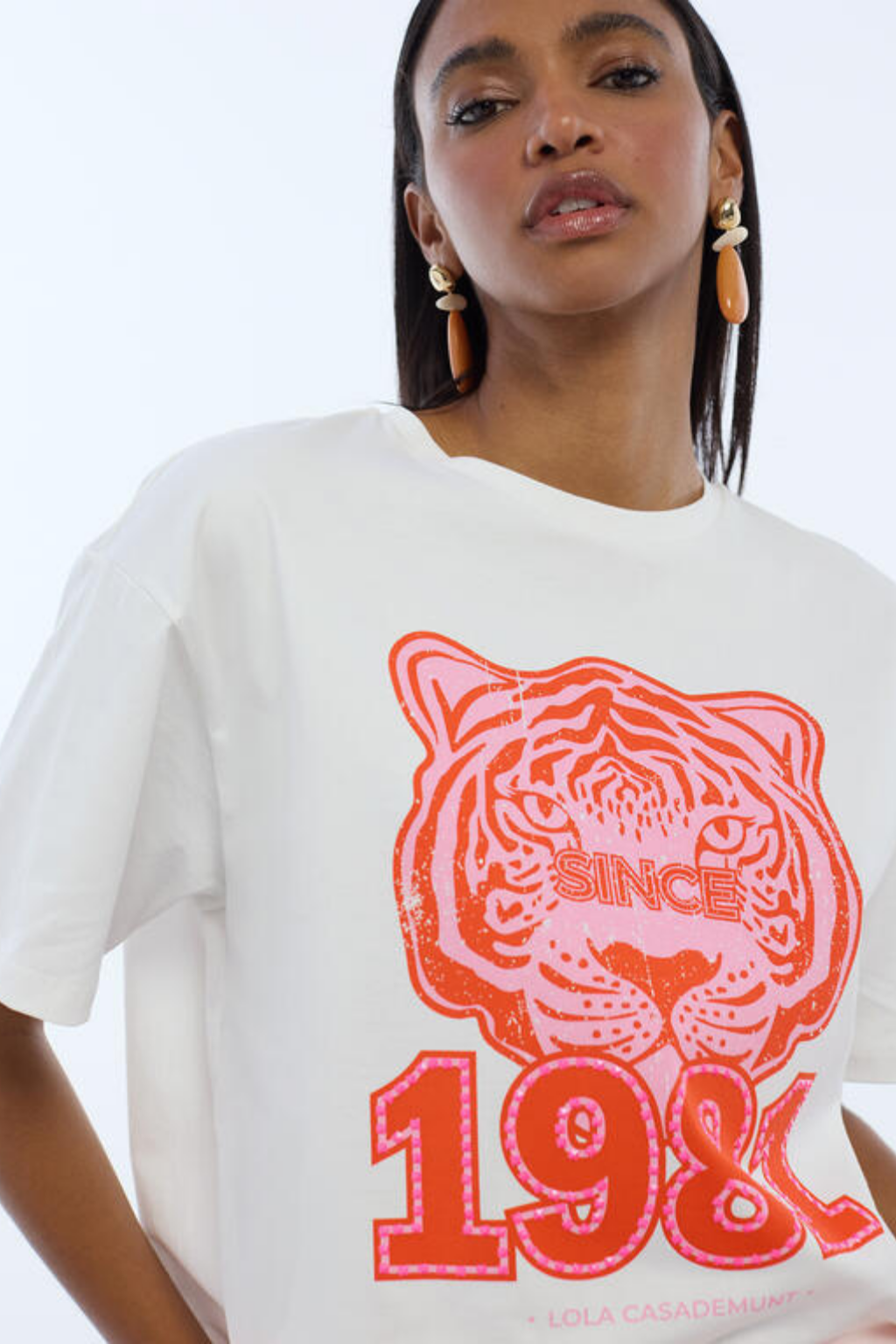 T-SHIRT BRANCA COM ESTAMPA TIGRE - LOLA CASADEMUNT