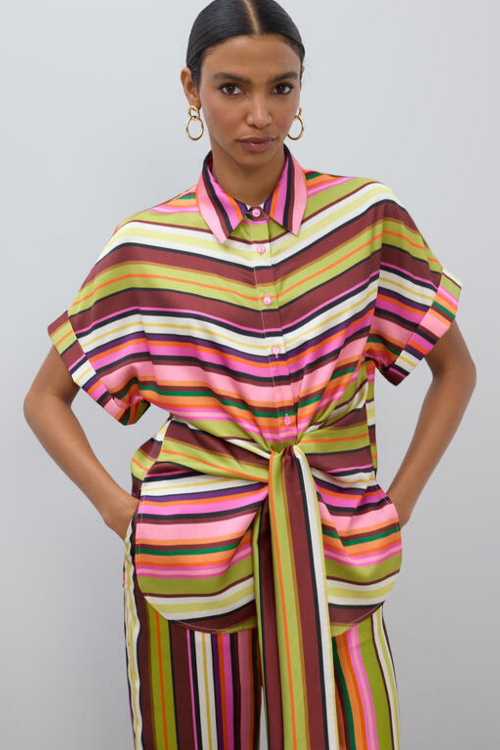 BLUSA ESTAMPADA ÀS RISCAS COM NÓ - LOLA CASADEMUNT