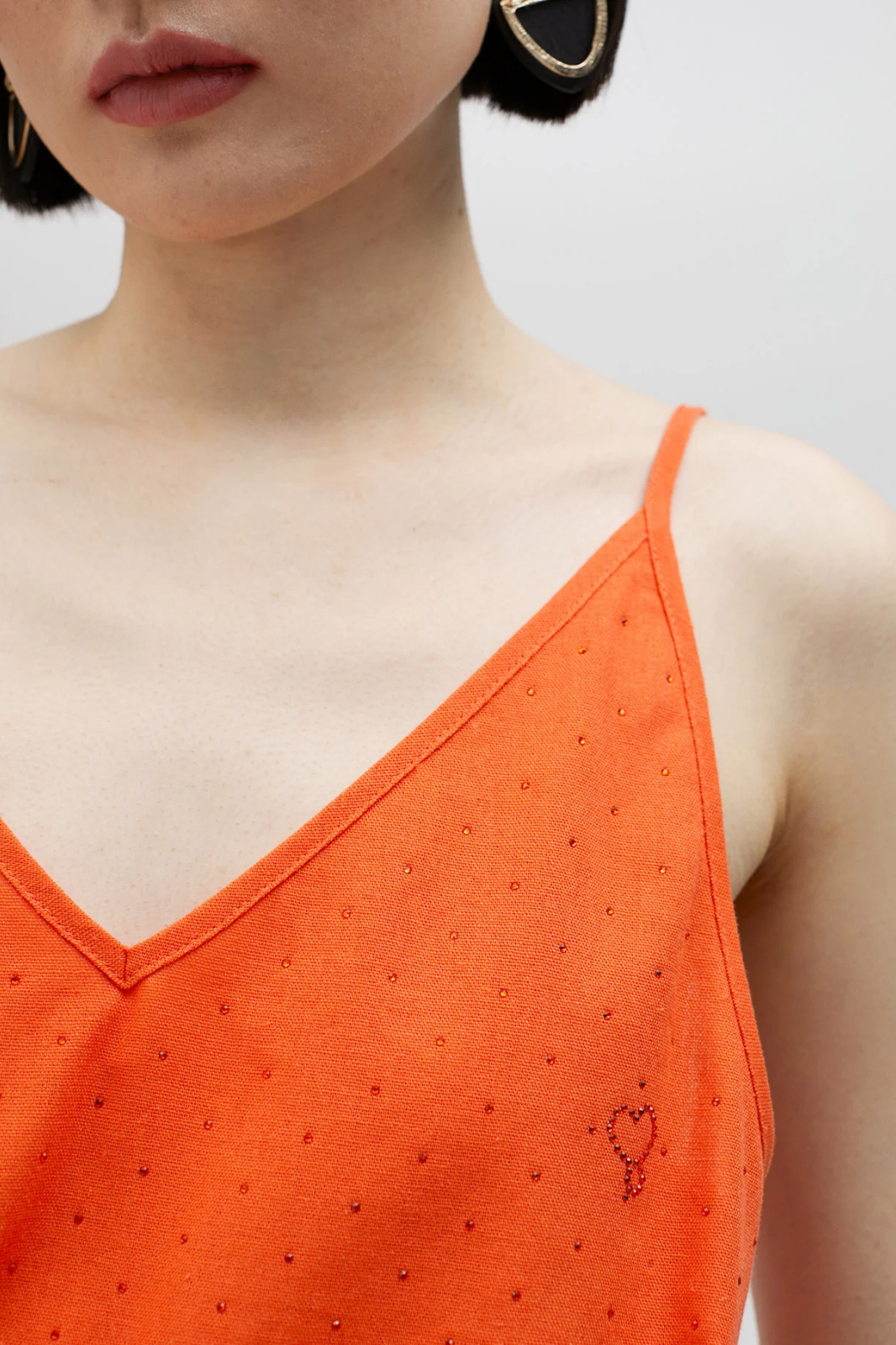 TOP LARANJA COM DECOTE EM V, STRASS E ALÇAS AJUSTÁVEIS - LOLA CASADEMUNT